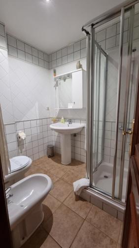 プエルト・デ・モガンにあるLa Marismaのバスルーム(シャワー、洗面台、トイレ付)