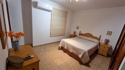 プエルト・デ・モガンにあるLa Marismaのベッドルーム1室(ベッド1台、テーブル、窓付)