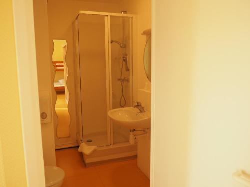 a bathroom with a shower and a sink at Hôtel Le Vivier WISSANT - Rivière in Wissant