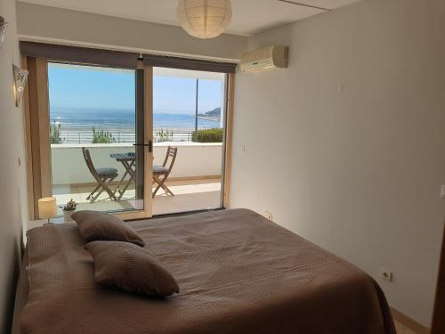 Postel nebo postele na pokoji v ubytování Sesimbra California Beach Apartment