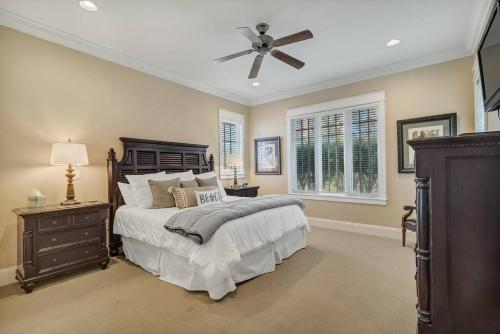 une chambre avec un lit et un ventilateur de plafond dans l'établissement Beach Club Cottage 23 - Luxurious Private Home!, à Gulf Shores