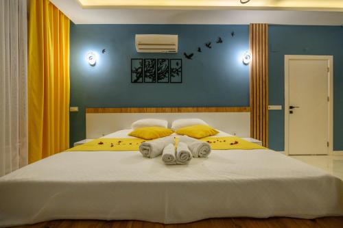 1 dormitorio con 1 cama blanca grande y toallas. en Villa Aula Demre, en Demre