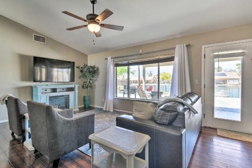Χώρος καθιστικού στο Mod Casa Grande Home with Patio on the Water!