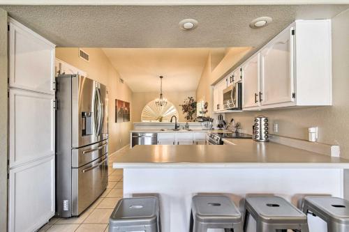 Η κουζίνα ή μικρή κουζίνα στο Mod Casa Grande Home with Patio on the Water!