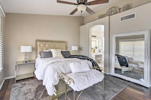Ένα ή περισσότερα κρεβάτια σε δωμάτιο στο Mod Casa Grande Home with Patio on the Water!