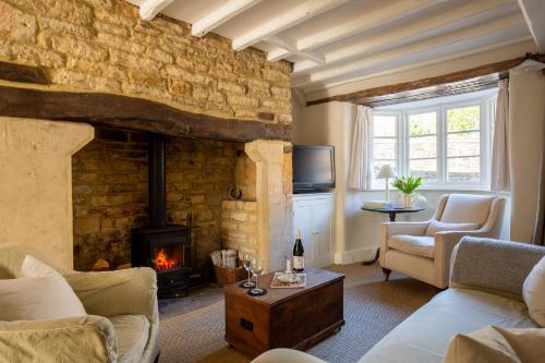 Istumisnurk majutusasutuses Gleneda Cottage - a renovated, traditional Cotswold cottage full of charm with fireplace and garden