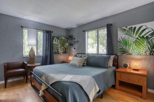 מיטה או מיטות בחדר ב-Modern Palm Paradise