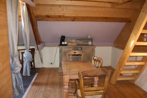 a dining room with a table and a stove at Welkom huis in Eecke