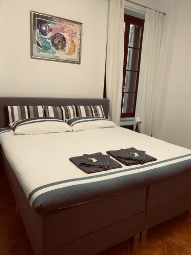 1 dormitorio con 1 cama con 2 toallas en Affittacamere da Zippo, en Venzone