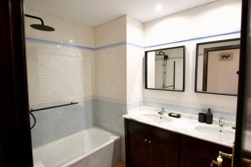 Ένα μπάνιο στο Apartament Els Pins