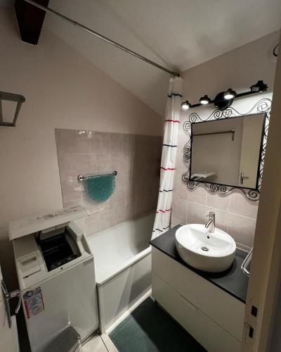 La petite salle de bains est pourvue d'un lavabo et d'une baignoire. dans l'établissement petite Maison Cote D'Azur, à Cogolin