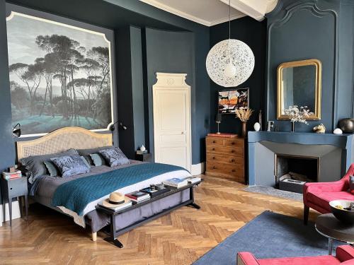 - une chambre avec un lit et une cheminée dans l'établissement Le 42 Victor Hugo, à Carcassonne