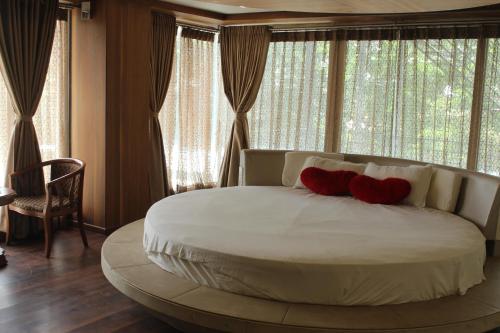 Postel nebo postele na pokoji v ubytování Hotel Sarvoday & Restaurant