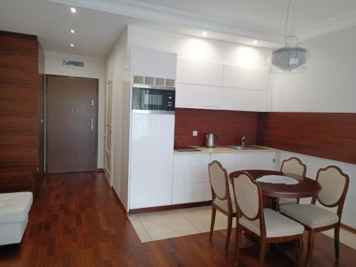 A kitchen or kitchenette at Willa Port Apartament 203