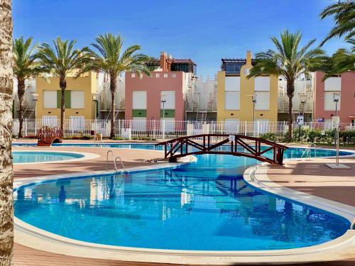 most nad basenem z palmami i budynkami w obiekcie Agua Marinas - Tu ático con Jacuzzi Privado! w mieście Vera