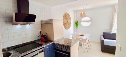 eine Küche mit einer Spüle und einer Arbeitsplatte in der Unterkunft Agua Marinas - Tu ático con Jacuzzi Privado! in Vera
