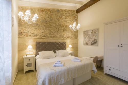 a bedroom with a bed with towels on it at Casa Mistela in Jalón