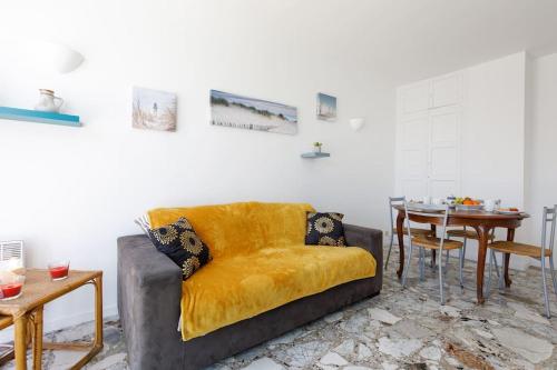 un salon avec un canapé et une table dans l'établissement Chez Fabio YourHostHelper, à Antibes