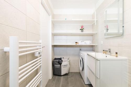 - une buanderie blanche avec lave-linge et sèche-linge dans l'établissement Chez Fabio YourHostHelper, à Antibes