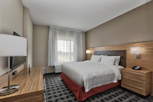 Letto o letti in una camera di TownePlace Suites by Marriott Albuquerque Old Town