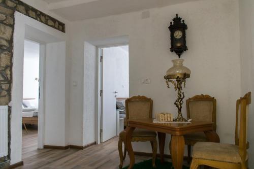 una habitación con una mesa y un reloj en la pared en Casa al Tagas en Kruševo