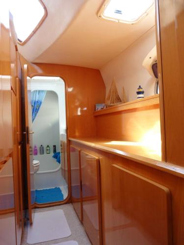 une salle de bain avec une baignoire, un lavabo et des toilettes dans l'établissement Vacances paradisiaques au Cap d'Agde avec vue sur la mer, au Cap d'Agde