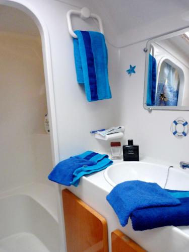 une salle de bain avec une baignoire, un lavabo et un miroir dans l'établissement Vacances paradisiaques au Cap d'Agde avec vue sur la mer, au Cap d'Agde