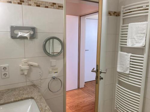uma casa de banho com um lavatório e um espelho em Gästehaus an der Oase em Versmold