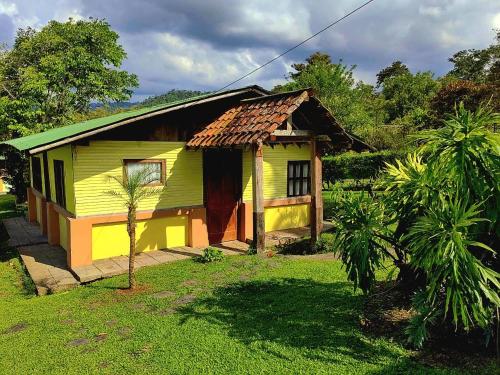 Κήπος έξω από το Los Gallitos Eco Lodge