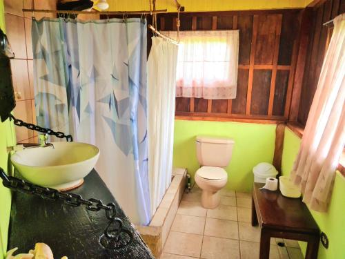 Ένα μπάνιο στο Los Gallitos Eco Lodge