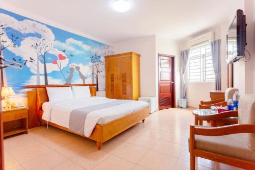 um quarto com uma cama com um quadro na parede em Giang Linh Hotel em Ho Chi Minh
