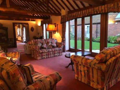 Uma área de estar em WOW Lodge Farm Broads Barn sleeps 12 Hot tub Private Courtyard Special family celebrations Elegant dining Close to Norwich Great for Team Building