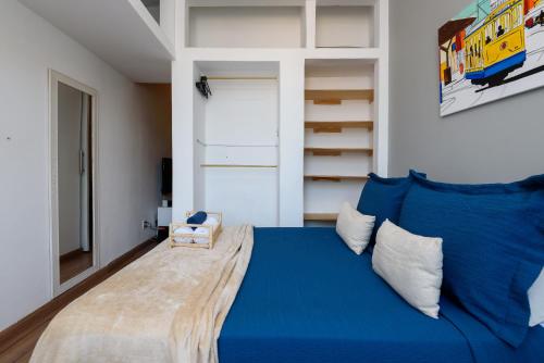 1 dormitorio con 1 cama azul en una habitación en Omar do Rio: Completo Qto&Sala, Internet 250mbps, Smart TV, Canais a cabo e a 3 minutos caminando da Praia de Copacabana (NSC 115/1403), en Río de Janeiro
