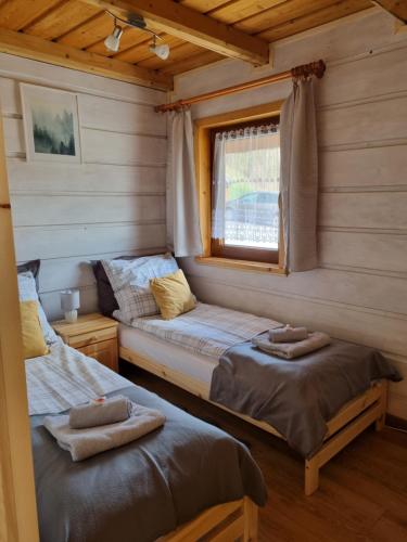 Tempat tidur dalam kamar di Domki U Uli