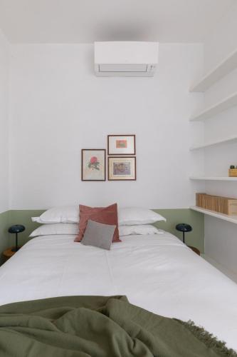 Ένα ή περισσότερα κρεβάτια σε δωμάτιο στο Amazing penthouse with terrace and rooftop in Trastevere