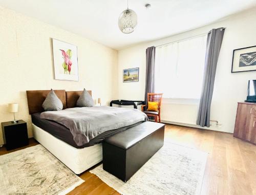 Кровать или кровати в номере Lovely Apartment Center of Baden-Baden