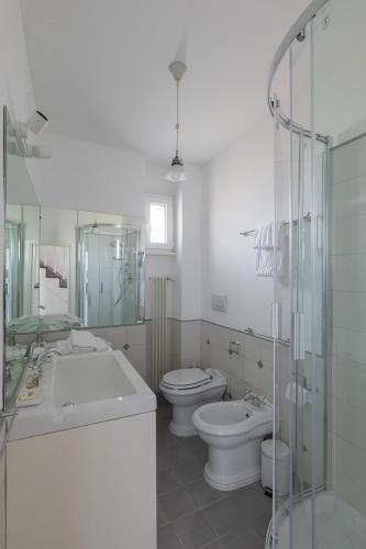 Ένα μπάνιο στο Amazing penthouse with terrace and rooftop in Trastevere