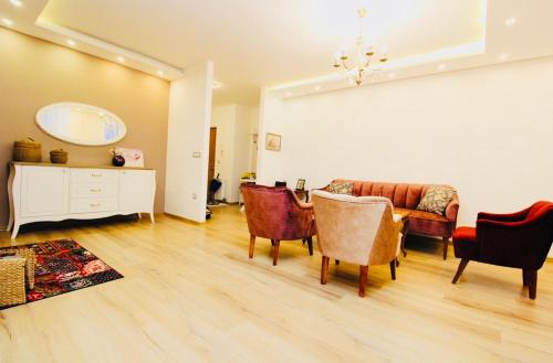 a living room with a couch and a table and chairs at Apartman Centar sa sigurnim parkingom in Sarajevo