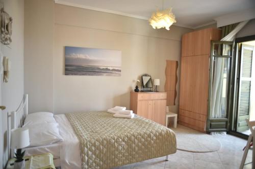 una camera da letto con un letto e asciugamani di KALITHEA VIEW a Salonicco