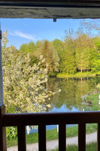 Elle offre une vue sur le lac depuis sa fenêtre. dans l'établissement Le Moulin de Pasnel, à Monteaux