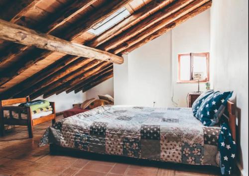 1 dormitorio con 1 cama en una habitación con techos de madera en Casa da Praia 1, en Budens