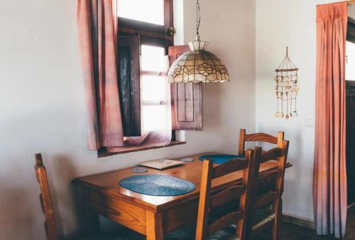 d'une table à manger, de chaises, d'une table et d'une fenêtre. dans l'établissement Casa da Praia 1, à Budens