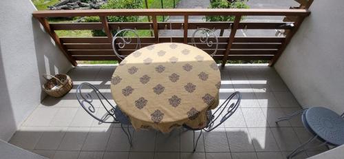 - une chaise avec couverture sur le balcon dans l'établissement Appartement Lit et Mixe, à Lit-et-Mixe