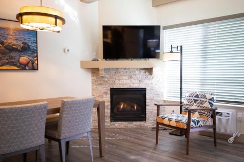 a living room with a table and a fireplace at Tahoe Trail Resort in Stateline
