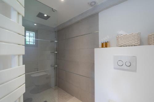een badkamer met een douchecabine en een toilet bij Le Cabanon in Ramatuelle