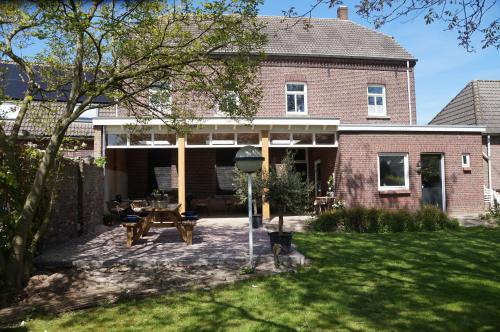 una casa de ladrillo con patio en el patio en B&B de Blauwververij, en Blitterswijck