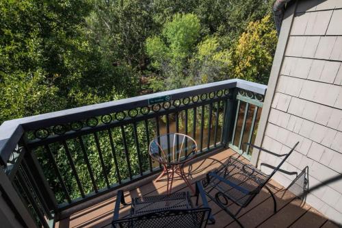 a balcony with chairs and a table on it at Inn Above Oak Creek Sedona in Sedona