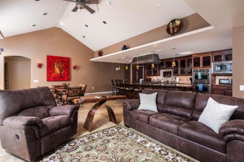 a living room with two couches and a kitchen at Inn Above Oak Creek Sedona in Sedona