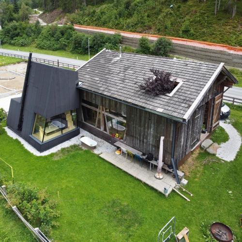 eine Aussicht auf ein Haus mit Dach in der Unterkunft Stadlnest Moser in Neustift im Stubaital