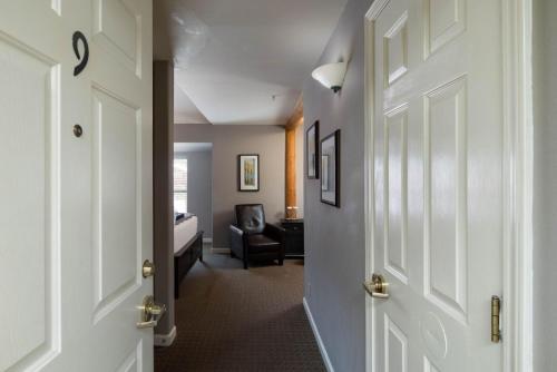 a hallway with a door leading to a bedroom at Inn Above Oak Creek Sedona in Sedona
